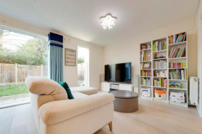 Pass the Keys 53 Austin Drive · Modern Townhouse near Addenbrookes Own Parking